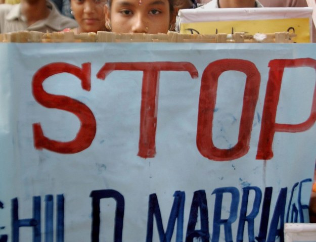 Mimo licznych akcji protestacyjnych, śluby z dziećmi są wciąż popularnym zwyczajem w Jemenie /PIYAL ADHIKARY    /PAP/EPA