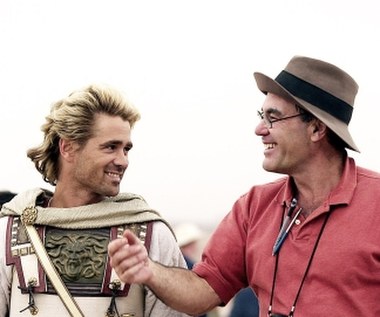 Mimo licznych reżyserskich sukcesów, Oliver Stone nie ustrzegł się w następnych latach kilku dość poważnych wpadek. Do najbardziej spektakularnych należą thriller "Droga przez piekło (1997) z Seanem Pennem oraz "Aleksander" (2004, na zdjęciu) z Colinem Farrellem, oba zebrały dość skrajne opinie i mnóstwo nominacji do Złotych Malin m.in. za najgorszy film, scenariusz, reżyserię i dla aktora pierwszoplanowego.
