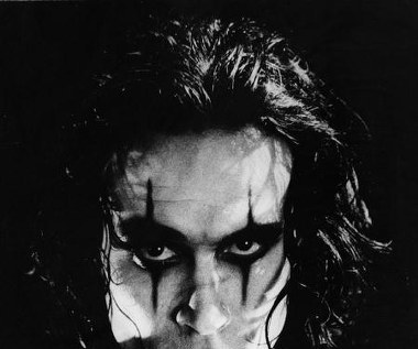 Mimo natychmiastowego przewiezienia aktora do szpitala i 6-godzinnej operacji nie udało się uratować życia Brandona Lee. Miał 28 lat.