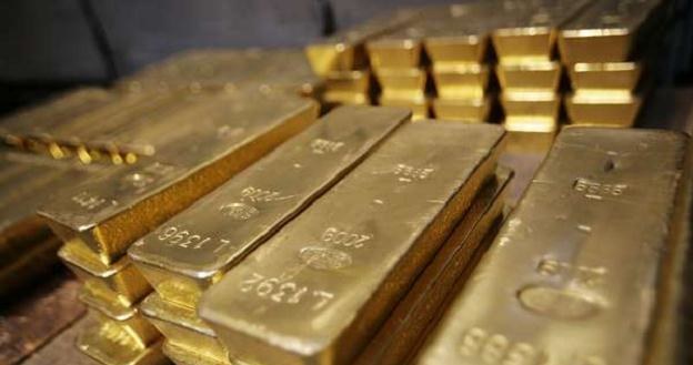 Mimo nie najlepszych wyników w ostatnich miesiącach, złoto jeszcze może dać zarobić /AFP