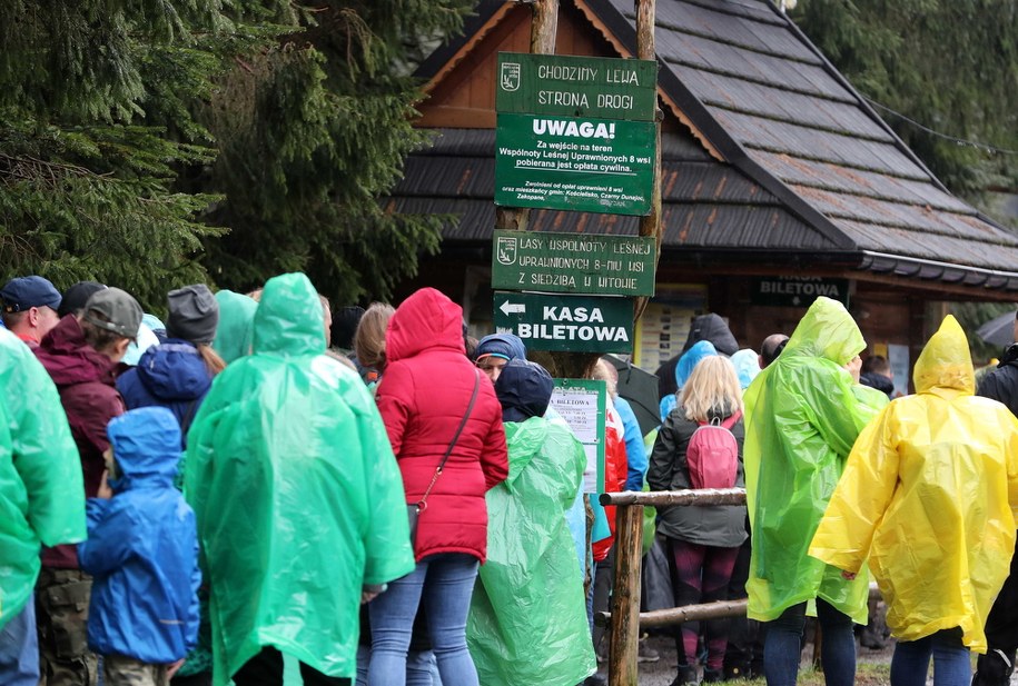 Mimo niesprzyjającej aury do Zakopanego w majowy długi weekend zawitały tłumy turystów /Grzegorz Momot /PAP
