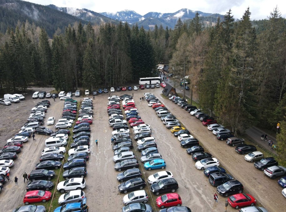 Mimo niesprzyjającej aury do Zakopanego w majowy długi weekend zawitały tłumy turystów. Widok z drona na zapełniony parking przy Dolinie Chochołowskiej /Grzegorz Momot /PAP