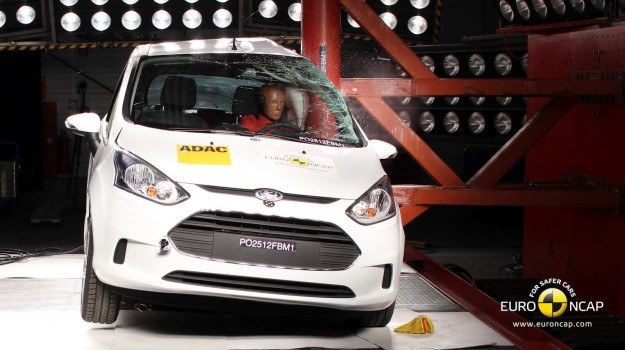 Wyniki testów Euro NCAP: A3, B-Max, D-Max, Cee'd, Clio i V40 Mimo nietypowej konstrukcji nadwozia (środkowy słupek wbudowany w drzwi), Ford B-Max zdobył w crash teście maksymalną ocenę pięciu gwiazdek. /Euro NCAP