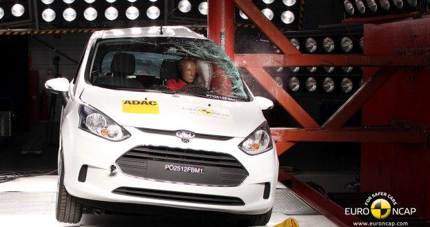 Mimo nietypowej konstrukcji nadwozia (środkowy słupek wbudowany w drzwi), Ford B-Max zdobył w crash teście maksymalną ocenę pięciu gwiazdek. /Euro NCAP