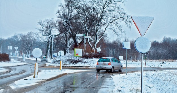 Mimo niewidocznych znaków, kierowca powinien domyślać się, że wjeżdża na rondo. /Motor