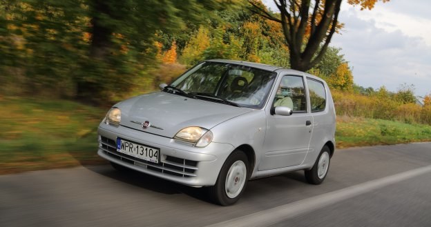 Mimo niewielkich rozmiarów, Fiat Seicento był rejestrowany jako auto pięcioosobowe. /Motor