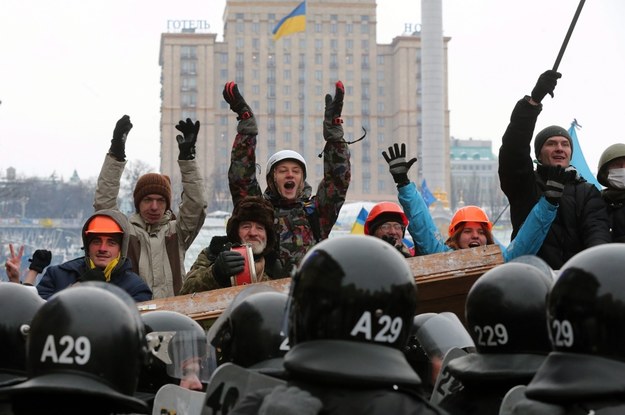 Mimo niskiej temperatury i sypiącego śniegu na Majdan wciąż przybywają ludzie /ANATOLY MALTSEV  /PAP/EPA
