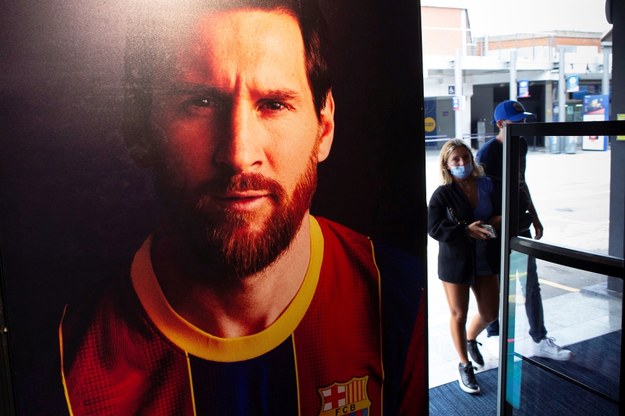 Mimo plotek o odejściu Messiego, wciąż wiele osób odwiedza klubowe muzeum Barcelony FC /ENRIC FONTCUBERTA /PAP/EPA