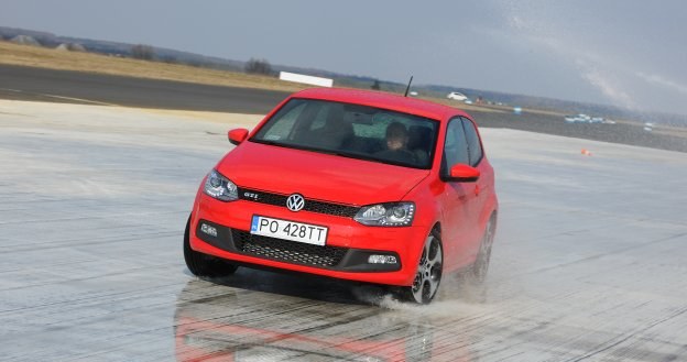 Mimo prostego zawieszenia własności jezdne Volkswagena Polo GTI są bardzo dobre. /Auto Moto