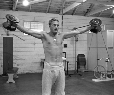 Mimo prowadzenia iście rockandrollowego stylu życia, McQueen dbał o swoją kondycję. Codziennie poświęcał dwie godziny na ćwiczenia, w których znajdowało się miejsce na podnoszenie ciężarów oraz 8-kilometrową przebieżkę. McQueen był również uczniem mistrza sztuk walki Pata E. Johnsona, przyjaźnił się również z Bruce'em Lee.

Nie przeszkadzało mu to regularnie palić marihuany , według fotografa Williama Claxtona, McQueen oddawał się temu relaksującemu uzależnieniu niemal codziennie. Biograf aktora Marc Eliot twierdzi także, że w latach 70. McQueen był notorycznym kokainistą. Nie wylewał także za kołnierz - w 1972 roku został aresztowany na Alasce za jazdę po pijaku.