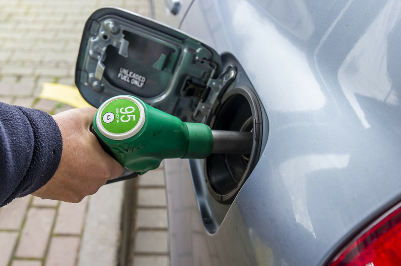 Mimo przedłużenia zwolnienia z podatku handlowego, ceny paliw w styczniu wzrosną o około 1 zł za litr /Stanisław Bielski /Reporter