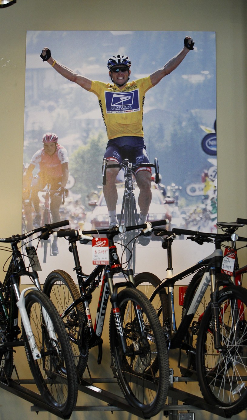 Mimo uidziału w aferze dopingowej Lance Armstrong ma też pozytywne oblicznie. Głównie dzięki zaangażowaniu w walkę z rakiem. /AFP