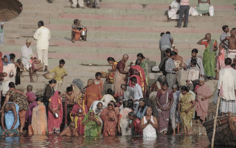 Mimo zanieczyszczeń, w Indyjskich rzekach widok kąpiących się ludzi jest powszechny /Pixabay.com
