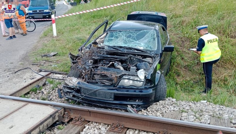 Mimo zderzenia z pociągiem, kierowca i pasażerka nie odnieśli obrażeń. /Policja Lubelska /Policja