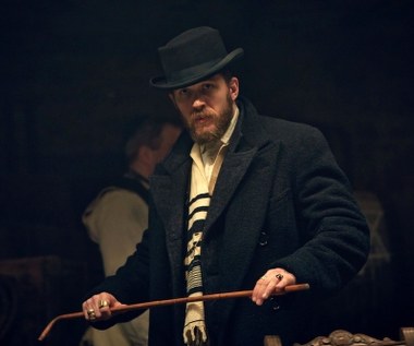 Mimo że aktorską karierę Hardy rozpoczynał od występu w telewizyjnej produkcji Stevena Spielberga "Kompania braci" (2001), swoją charyzmę w pełnej krasie zaprezentował na srebrnym ekranie dopiero w 2014 roku w drugim sezonie serialu "Peaky Blinders" w reżyserii Stevena Knighta (twórcy "Locke'a").

Postać żydowskiego kupca Alfiego Solomonsa pojawia się zaledwie w kilku scenach miniserialu BBC, niewiele brakuje jednak by Hardy skradł show głównej gwieździe produkcji - Cilianowi Murphy'emu.

W 2016 roku aktora zobaczyliśmy na telewizyjnym ekranie w kolejnym serialu BBC - "Tabu" w reżyserii... Stevena Knighta.