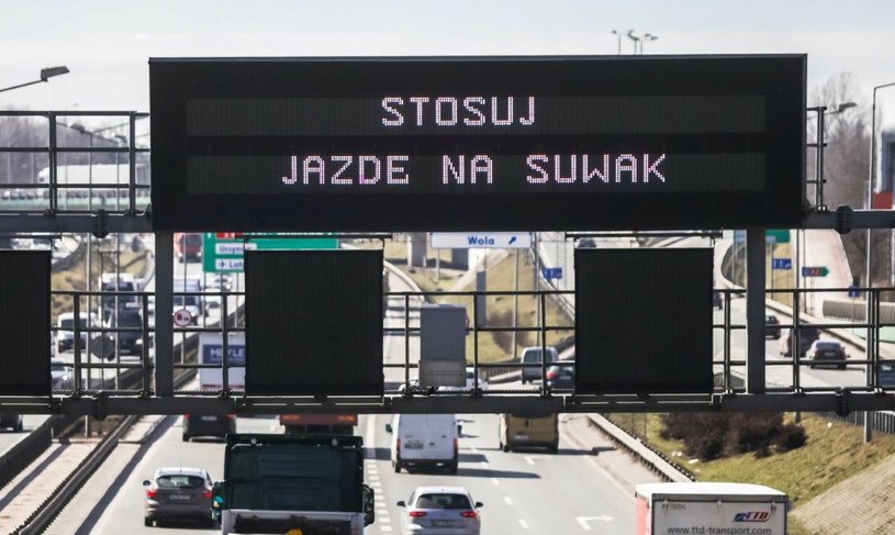 Mimo, że jazda na suwak jako przepis funkcjonuje w Polsce już od kilku lat, kierowcy wciąż popełniają błędy. /Adam Burakowski/REPORTER /East News