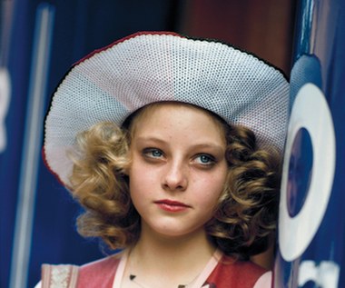 Mimo że Jodie Foster na ekranie debiutowała jako 12-latka (wystąpiła m.in w "Alicja już tu nie mieszka"), urzędnicy zażądali, aby przed rozpoczęciem zdjęć dziewczynkę, która wcieliła się w nieletnią prostytutkę, zbadał psycholog. Chciano się bowiem upewnić, czy brutalny charakter filmu nie zaszkodzi psychice dziecka. Podczas kręcenia odważnych scen erotycznych Foster miała również dublerkę (swoją siostrę Connie).    