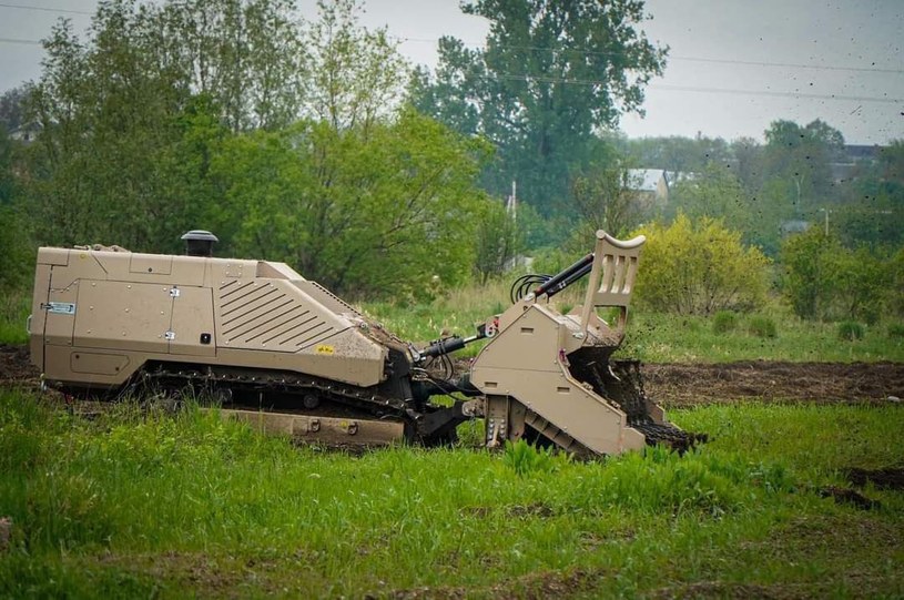 Mimo że mniejsze niż standardowy sprzęt wojskowy, GCS-200 stanowi ważną pomoc w rozminowywaniu rosyjskich pól minowych, także w miejscach, gdzie żyją cywile /@oryxspioenkop /Twitter