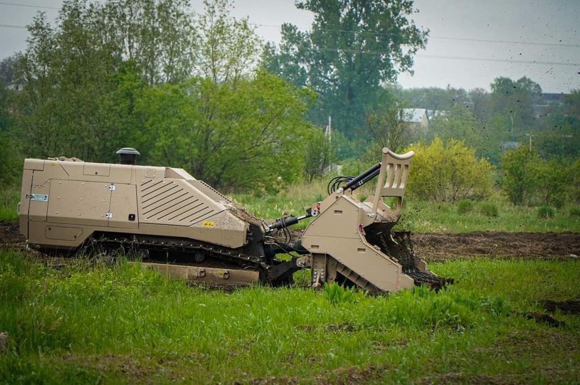 Mimo że mniejsze niż standardowy sprzęt wojskowy, GCS-200 stanowi ważną pomoc w rozminowywaniu rosyjskich pól minowych, także w miejscach, gdzie żyją cywile /@oryxspioenkop /Twitter