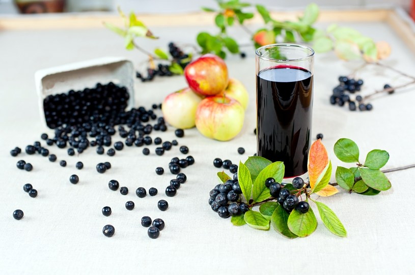 Mimo że owoce aronii na surowo są cierpkie, to są chętnie wykorzystywane do przygotowywania nalewek, soków oraz dżemów /123RF/PICSEL