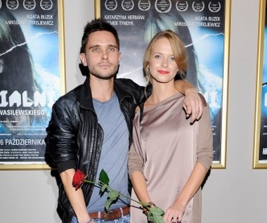 Mimo że wciąż pojawiała się w telewizyjnych produkcjach (ma na koncie występy w serialach: "Na dobre i na złe", "Julia", "Instynkt", "Prawo Agaty", czy "Komisarz Alex"), nie przestawała rozwijać się zawodowo. Przy realizacyjnym debiucie Tomasza Wasilewskiego (na zdjęciu) "W sypialni" pełniła funkcję drugiego reżysera.

- Bywałam też kierownikiem planu, "klapserką", cateringowcem, kierowcą, dźwiękowcem - pomagałam tam, gdzie brakowało rąk do pracy. To jedno z moich najcenniejszych doświadczeń. Uzmysłowiło mi, jak ciężkie i odpowiedzialne zadania spoczywają na ludziach po tamtej stronie kamery. Nauczyło też pokory - wspominała po latach pracę przy "W sypialni".