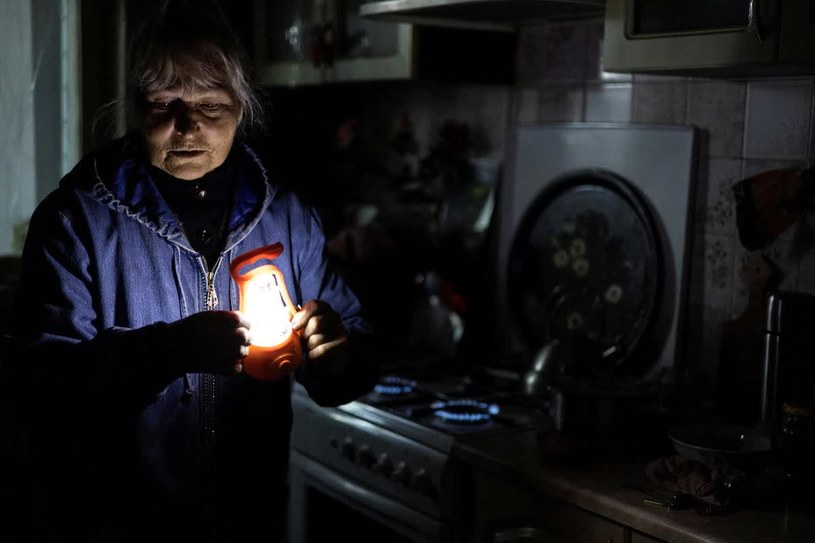 Mimo że wielu Ukraińców już przyzwyczaiło się do "życia po ciemku" i stałego braku prądu, nadchodząca zima może stanowić dla nich trudną przeprawę. Dlatego ukraińskie władze szukają różnych sposobów, aby ustabilizować sytuację ze swoją siecią energetyczną