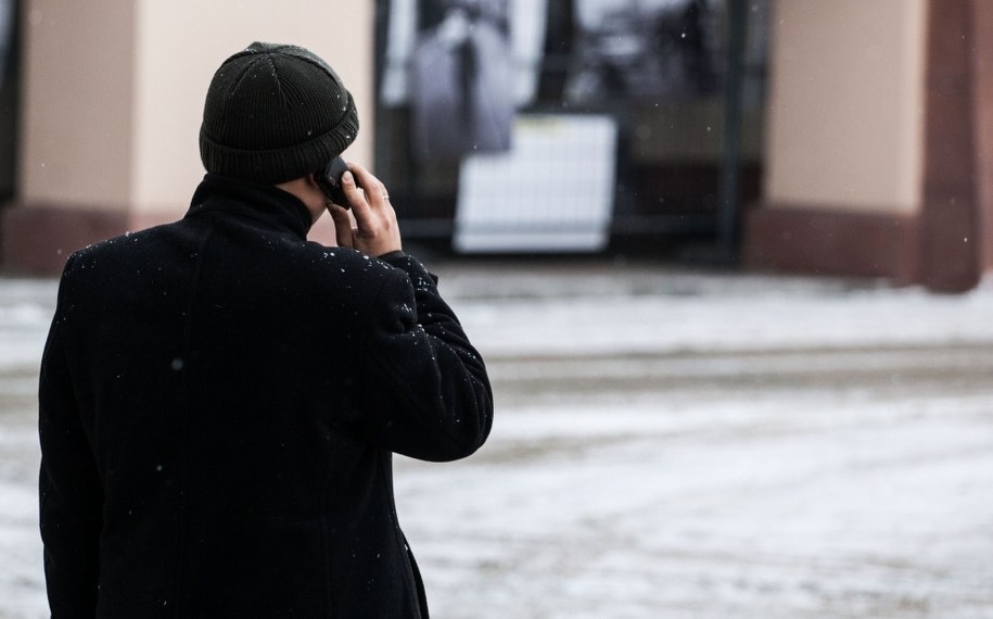 Mimowolnie podsłuchiwana cudza rozmowa telefoniczna "zmusza" nas do większego zaangażowania /Michał Walczak /PAP