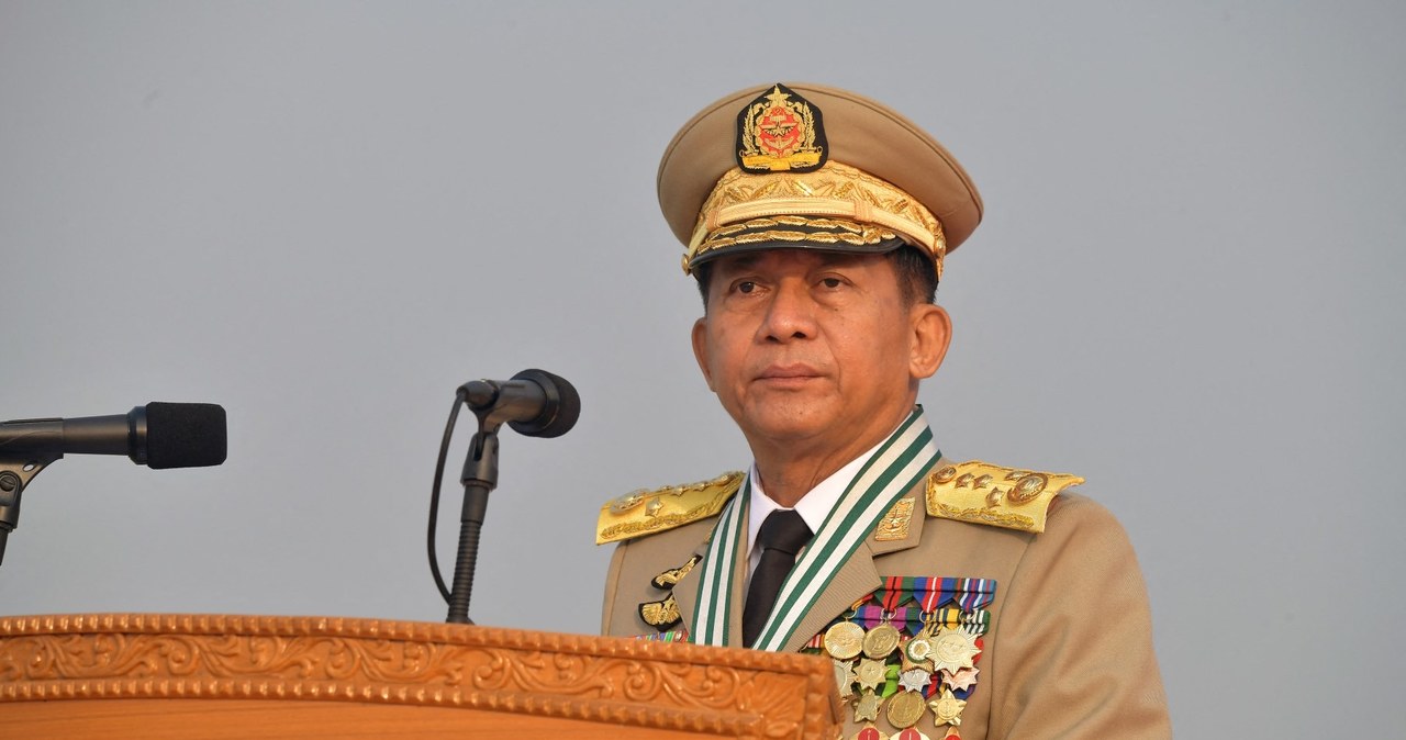 Min Aung Hlaing - szef junty, ma przewodniczyć w komisji wyborczej /HANDOUT / MYANMAR MILITARY INFORMATION TEAM /AFP