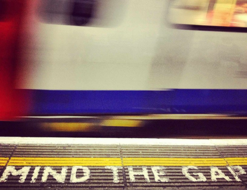 "Mind the gap" - charakterystyczne dla Londynu napisy na stacjach metra /Getty Images/Flash Press Media
