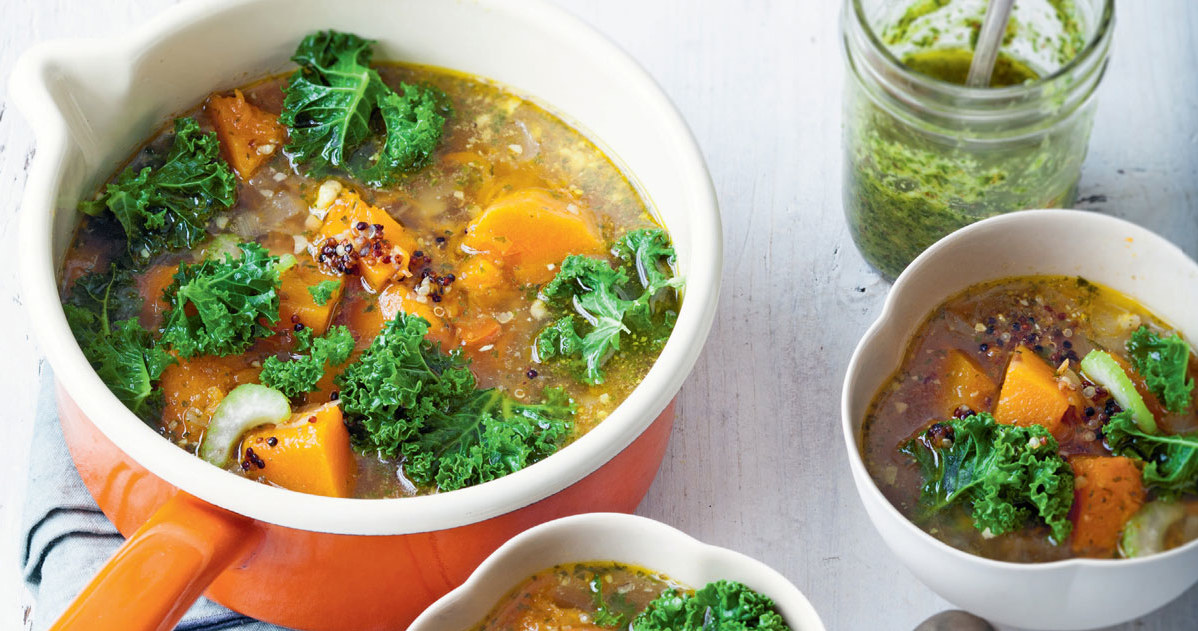 Minestrone z komosą ryżową, orzechowo-pietruszkowym pesto, dynią i jarmużem /materiały prasowe