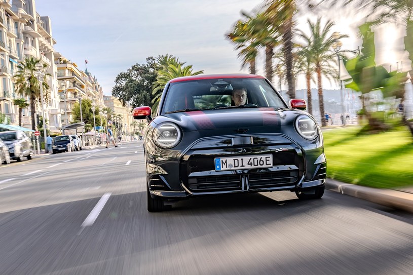 Mini Cooper SE w wersji JCW. Sportowy charakter i elektryczna frajda z jazdy