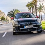 Mini Cooper SE w wersji JCW. Sportowy charakter i elektryczna frajda z jazdy