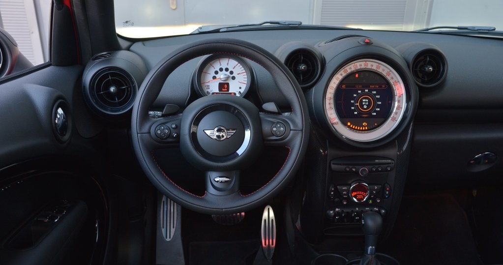 Mini Countryman Cooper: poprawa po liftingu – z konsoli zniknęły przyciski otwierania okien. Wielki obrotomierz jest nieczytelny. Twarde plastiki. /Motor