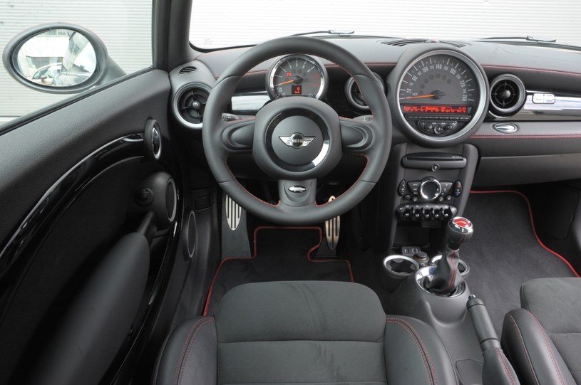 Mini John Cooper Works GP: typowe Mini z wielkim bezużytecznym prędkościomierzem. Brak przycisków na kierownicy. /Motor