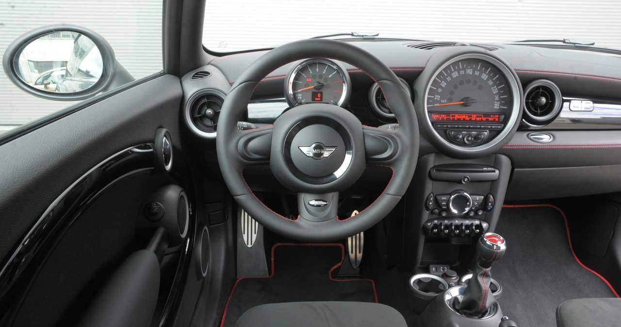 Mini John Cooper Works GP: typowe Mini z wielkim bezużytecznym prędkościomierzem. Brak przycisków na kierownicy. /Motor