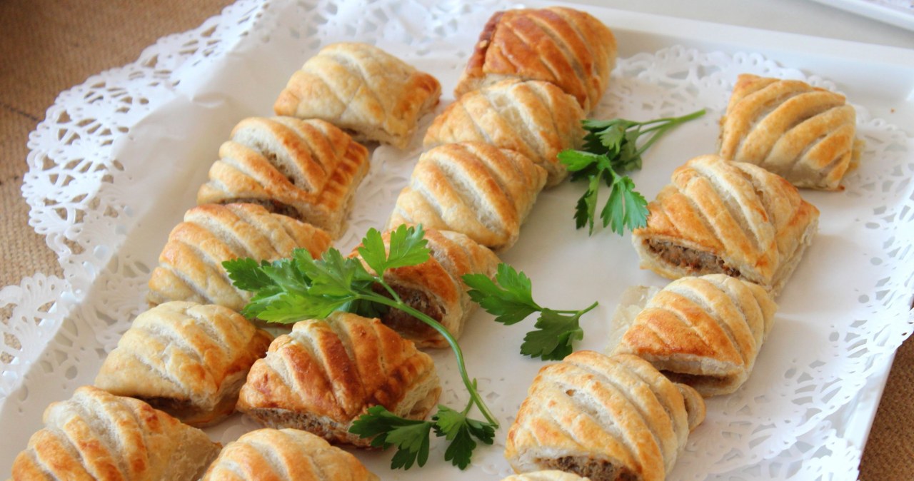 Mini paszteciki z mięsem do smaczny dodatek do barszczu /mtreasure /123RF/PICSEL