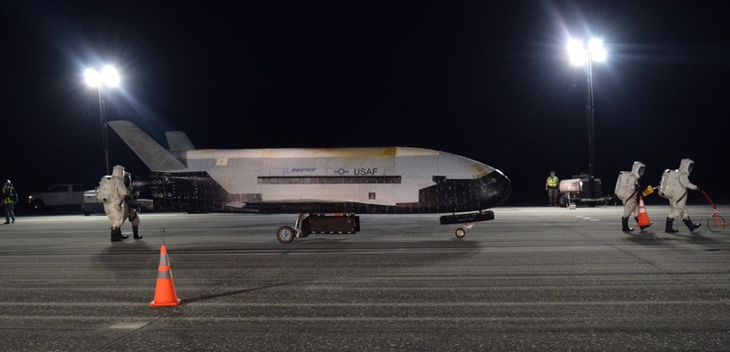 Mini-prom X-37B - po 780 dniach spędzonych na orbicie mini-prom X-37B wylądował na Florydzie /NASA