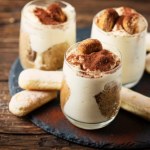 ciasta bez pieczenia Mini tiramisu na sylwestra. Puszysty, mocno kawowy i szybki do zrobienia deser