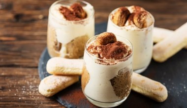 Mini tiramisu na sylwestra. Puszysty, mocno kawowy i szybki do zrobienia deser 