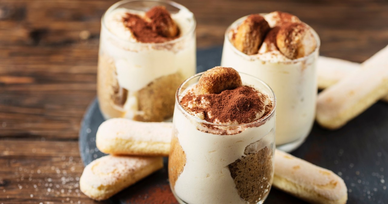 Mini tiramisu w szklankach. /Oxana Denezhkina /123RF/PICSEL