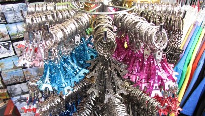 Mini-wieża Eiffla, książka, czy... powietrze w puszce? To pamiątki z wakacji w Paryżu