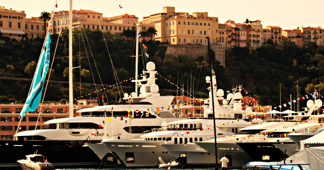 Minie jeszcze trochę czasu zanim w Polsce doczekamy się widoków takich jak ten w przystani Monako, ale luksusowe jachty stają się nad Wisłą coraz popularniejsze /AFP