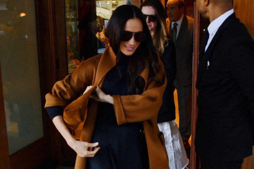 Minimalistyczny styl Meghan Markle podbija świat mody. Ten płaszcz to hit