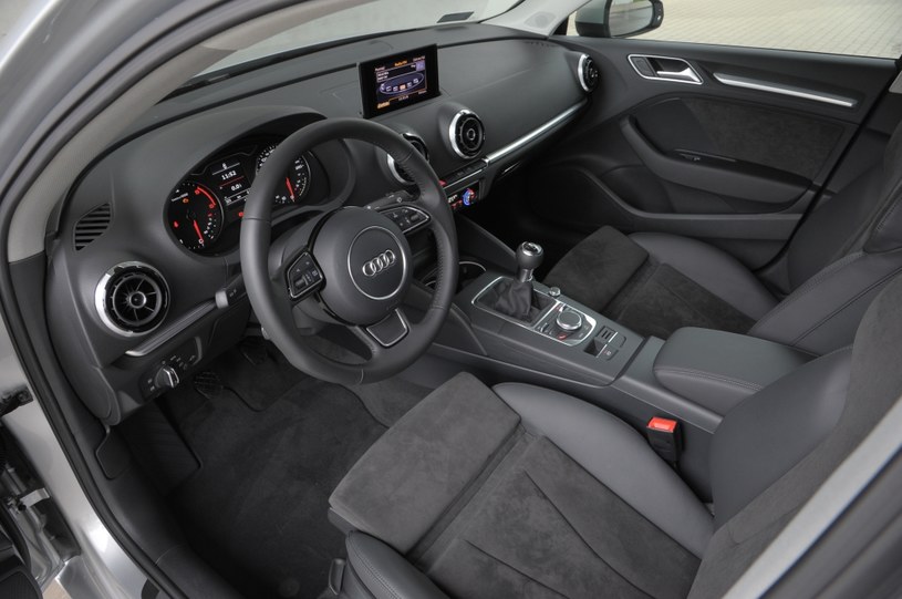 Minimalistyczny styl, modelowa funkcjonalność i materiały wysokiej jakości. Audi podnosi poprzeczkę w klasie kompakt. /Motor