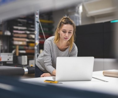 Minimalizm w biznesie – dlaczego prosta wizytówka buduje najlepszy wizerunek?