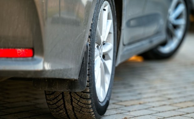 Minimalna głębokość bieżnika – kiedy opony nie nadają się do dalszej jazdy?