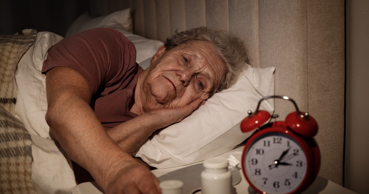 Minimalna ilość snu na dobę wynosi pięć godzin. Zbyt krótki czas snu może prowadzić do zawału mięśnia sercowego /123RF/PICSEL