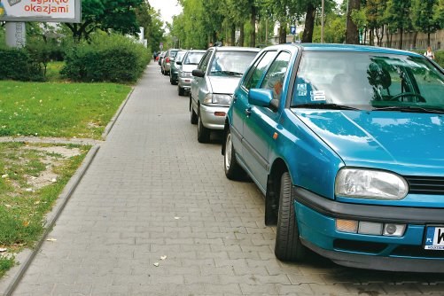 minimalna szerokość chodnika pozostawiona przez parkujący samochód /Motor