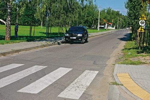 minimalny odstęp od przejścia dla pieszych podczas parkowania /Motor