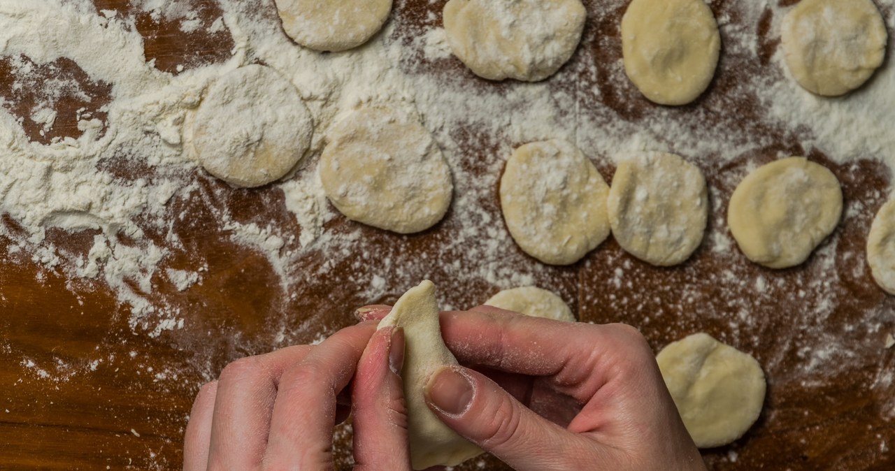 Minipierożki z grzybami są tradycyjnym daniem wigilijnym /123RF/PICSEL